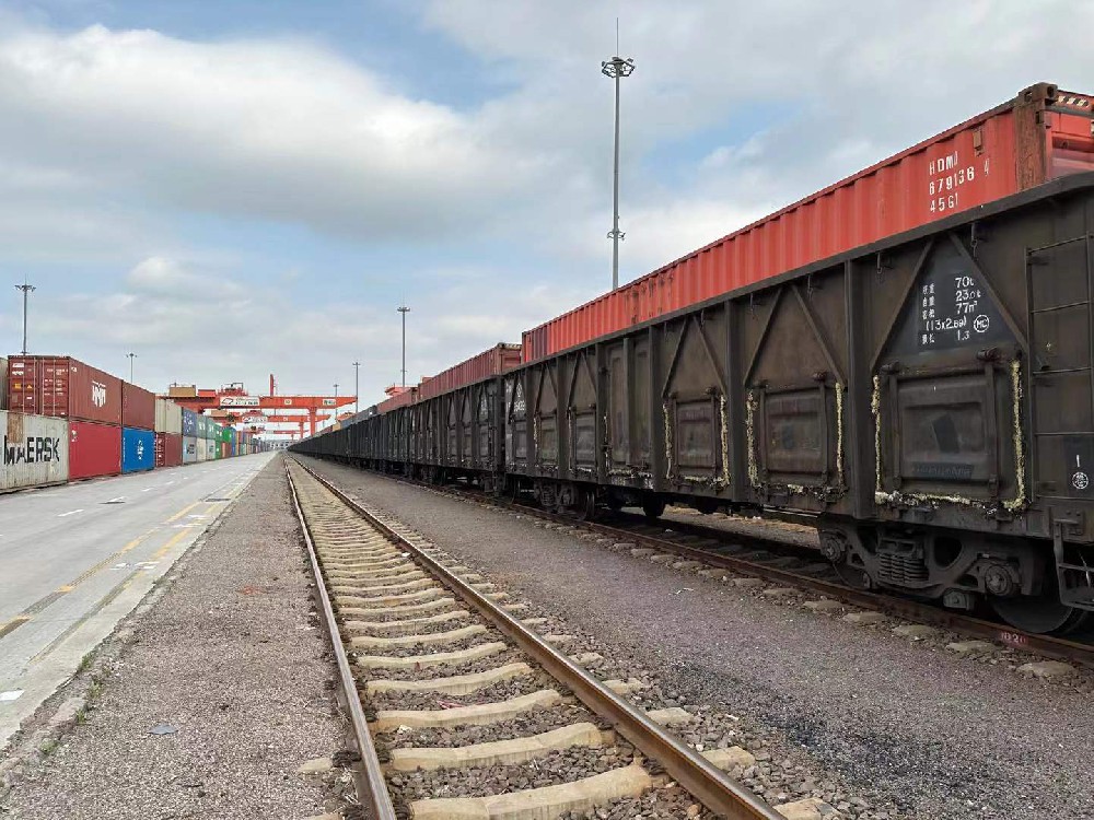 铁路货运回暖势头加速 前8月铁路货运量超33亿吨