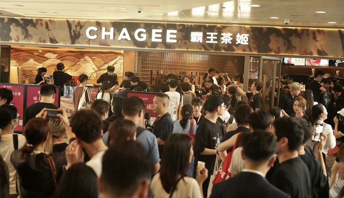 媒体管家|霸王茶姬、茶百道闯香港，开业即爆单