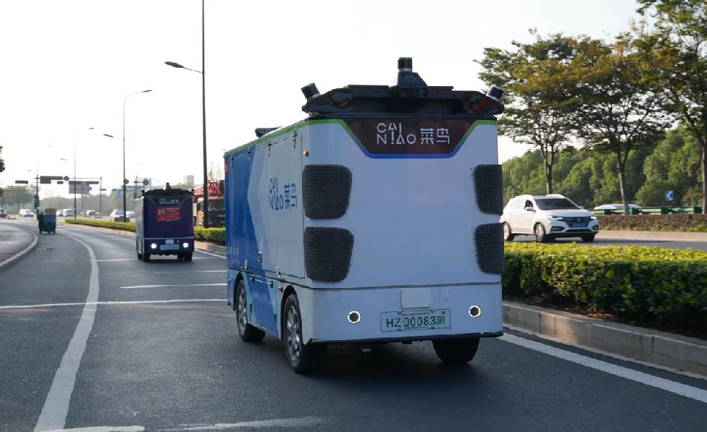媒体管家|菜鸟无人车现身“双11”：单车日均运送包裹2000件 每票快递降本1毛